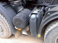 Wszystkie silniki stosowane w pojazdach budowlanych Renault Trucks oferowanych w Europie wyposażone są w układ obróbki spalin oparty na technologii selektywnej redukcji katalitycznej (SCR), więc nie dziwią zbiorniki na AdBlue z niebieskimi pokrywami.