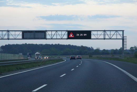 Znaki o zmiennej treści umożliwiają przekazywanie kierowcom w szybki sposób ważnych informacji, np. o korkach czy stanie nawierzchni.