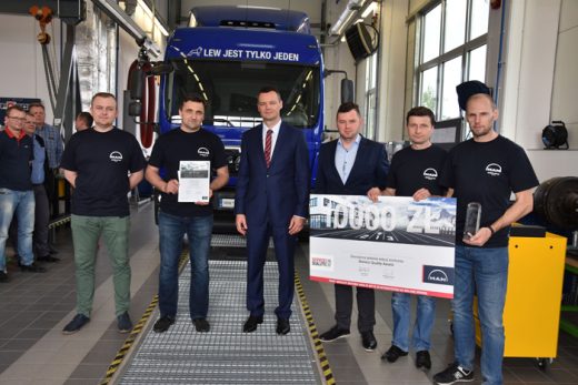 Bartłomiej Ciemiński (trzeci od lewej), dyrektor ds. serwisu w MAN Truck & Bus Polska przekazuje nagrodę zwycięskiej drużynie AGRO-STAR z Kalisza.