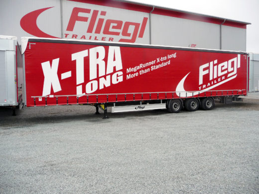 Naczepa kurtynowa Fliegl X-tra long z długością ładunkową zwiększoną o 1,30 m w porównaniu z wersją standardową. 