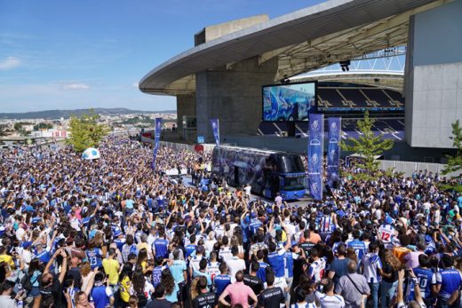Z okazji pierwszego meczu sezonu 2017/18 klub FC Porto wraz z tysiącami fanów powitał swój nowy autokar przed stadionem.