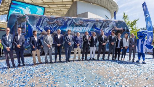 Z okazji pierwszego meczu sezonu 2017/18 klub FC Porto wraz z tysiącami fanów powitał swój nowy autokar przed stadionem.
