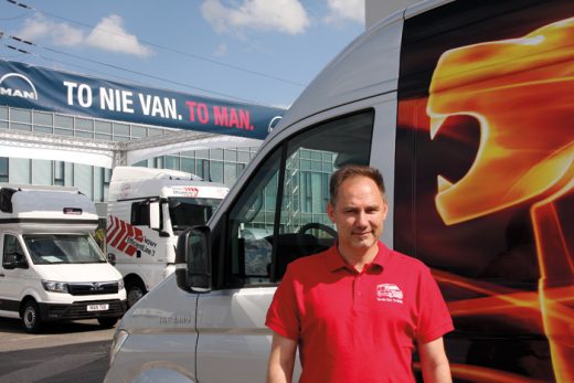 Grzegorz Rogalewicz, menedżer samochodów dostawczych w MAN Truck & Bus Polska: – Wprowadzamy dla użytkowników TGE sposób sprzedaży i obsługi serwisowej typowy dla ciężarowych MAN-ów. Oznacza to, że użytkownik samochodu dostawczego naszej marki nigdy nie będzie musiał czekać na obsługę – serwis jest dostępny przez siedem dni w tygodniu, 24 godziny na dobę. 