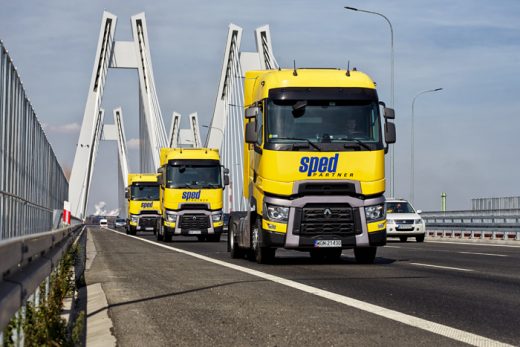 Charakterystyczne, żółte Renault Trucks T z granatowym logo Sped Partnera można spotkać na wielu europejskich szlakach.