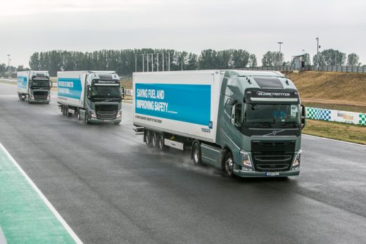 Jazda ciężarówek w konwoju to skuteczny sposób na zmniejszenie zużycia paliwa, bo pojazdy drugi i trzeci korzystają z tunelu aerodynamicznego.