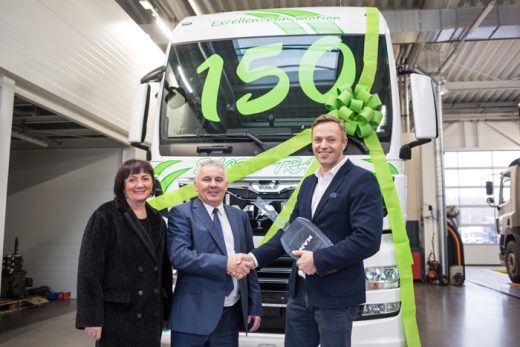 Kluczyki do 150 MAN-a przekazał Markowi i Alinie Sachs dyrektor ds. produktu i sprzedaży ciężarówek w MAN Truck & Bus Polska, Bernard Wieruszewski (pierwszy z prawej). 
