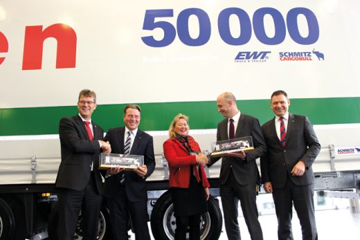 Natacha i Dirk Hoffmann (drugi od lewej), właściciele i zarząd EWT Truck & Trailer GmbH & Co. KG, przekazali 50-tysięczną naczepę Schmitz Cargobull sprzedaną w Polsce Marco Rabenowi (pierwszy z lewej) i Pawłowi Trębickiemu, dyrektorowi zarządzającemu Raben Transport (drugi od prawej. Pierwszy z prawej to towarzyszący im Boris Billich, szef sprzedaży firmy Schmitz Cargobull.   