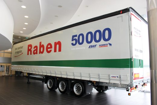 Kurtynowa naczepa Schmitz Cargobull S.CS Mega Speed Curtain jest stosowana przez Raben Transport głównie w transporcie dla sektora motoryzacyjnego.