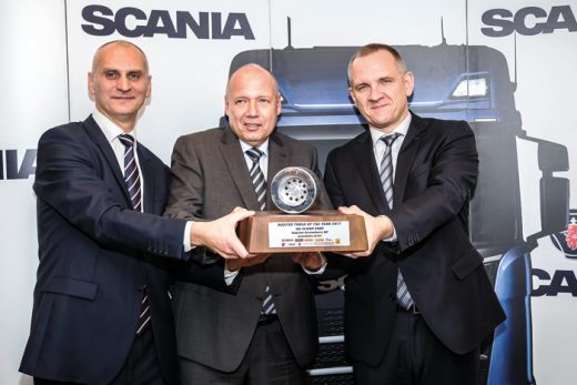 Latem Scania S500 otrzymała nagrodę dziennikarzy i tytuł „Master Truck of the Year 2017” w czasie opolskiego zlotu Master Truck. Na zdjęciu z trofeum Harald Woitke, prezes Scania Polska (w środku) i dyrektorzy Paweł Paluch (z lewej) i Tomasz Cwalina (z prawej). 